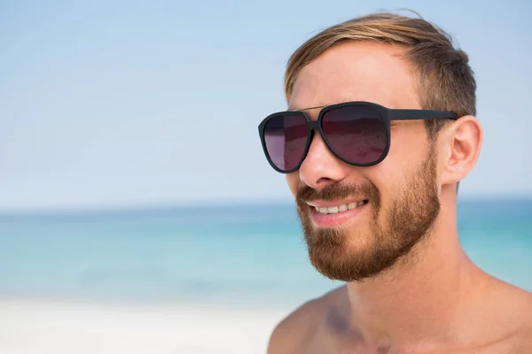 Hombre sin camisa reflexivo con gafas de sol — Foto de Stock