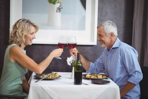 Dospělý pár, opékání sklenic vína — Stock fotografie