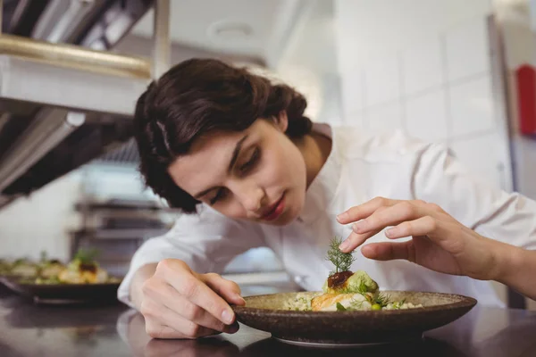 Žena kuchař zkoumání předkrm talíř — Stock fotografie