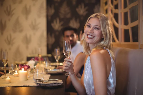 Mulher com taça de champanhe no restaurante — Fotografia de Stock