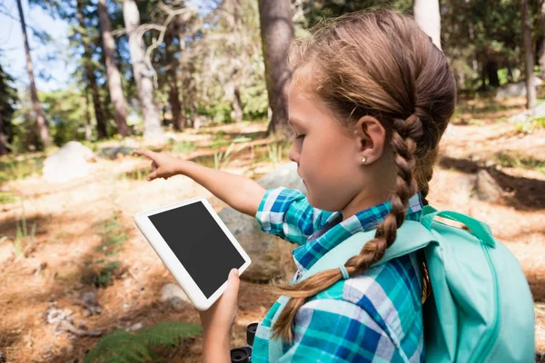 Κορίτσι δείχνει ενώ χρησιμοποιείτε tablet — Φωτογραφία Αρχείου