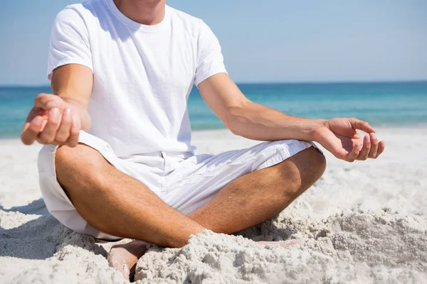 Człowiek robi medytacji na plaży — Zdjęcie stockowe