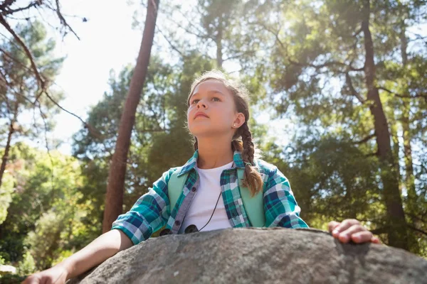 Flicka som lutar på berget jag — Stockfoto