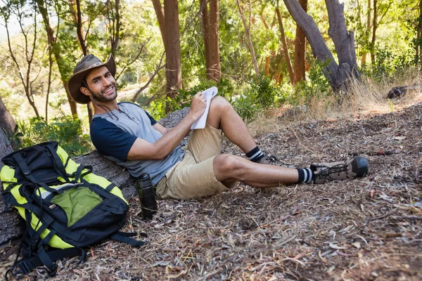 Man writing on notepad while resting — Stock Photo, Image