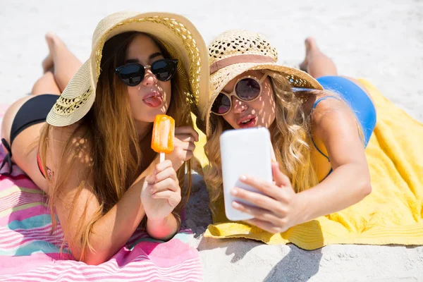 Amigos femininos falando selfie — Fotografia de Stock