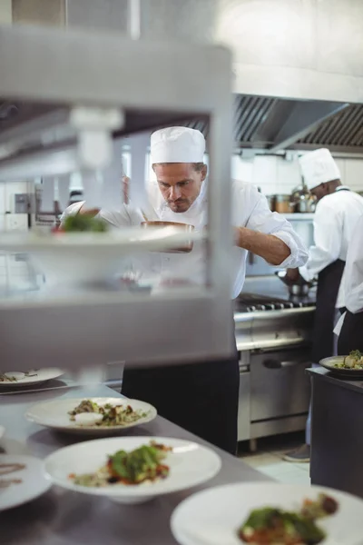 Szef kuchni, przygotowywania posiłków w kuchni komercyjnych — Zdjęcie stockowe
