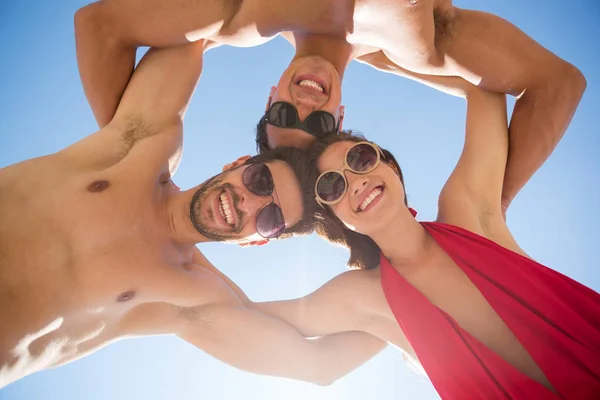 Lächelnde junge Freunde beim Kuscheln — Stockfoto