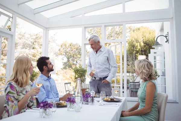 Grupp av vänner har måltid tillsammans — Stockfoto