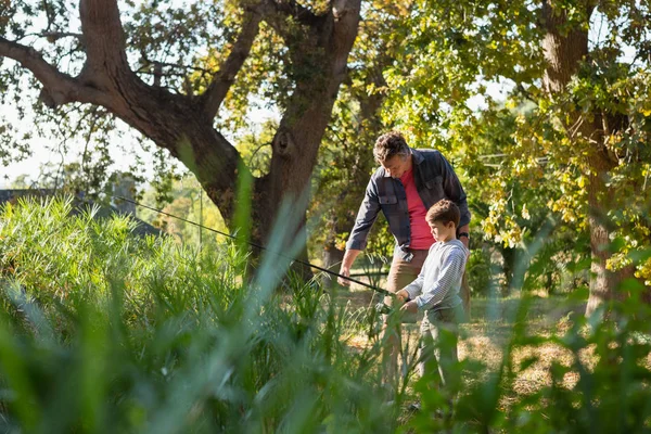 Padre e figlio pesca nel fiume — Foto Stock