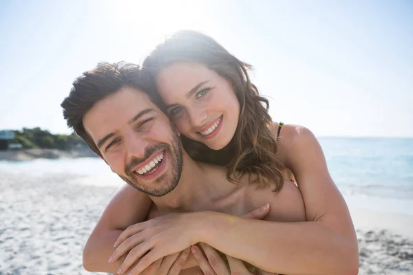 Shirtless couple embracing at beach — Stock Photo, Image