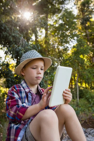 Chłopiec przy użyciu cyfrowego tabletu w lesie — Zdjęcie stockowe