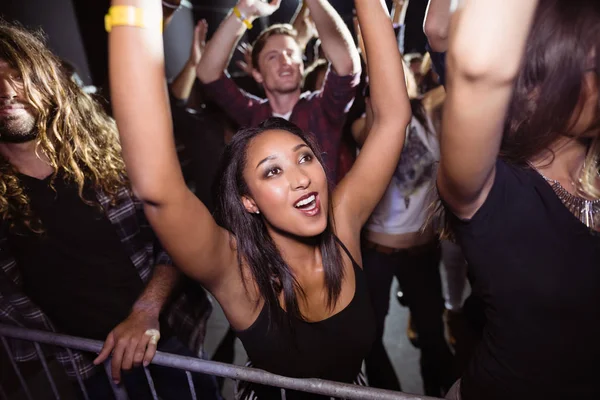 Femme avec la foule profiter de la nuit — Photo