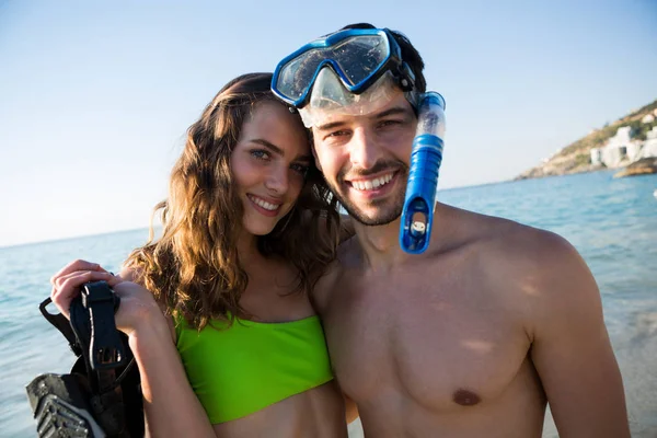 Jovem casal com máscara de mergulho na praia — Fotografia de Stock