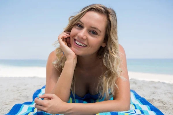 Femme avec la main sur le menton relaxant à la plage — Photo