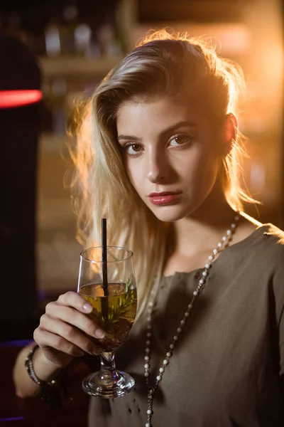 Ung kvinna anläggning drink — Stockfoto