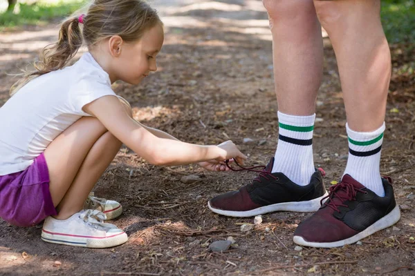Meisje haar grootvaders schoenkant koppelverkoop — Stockfoto