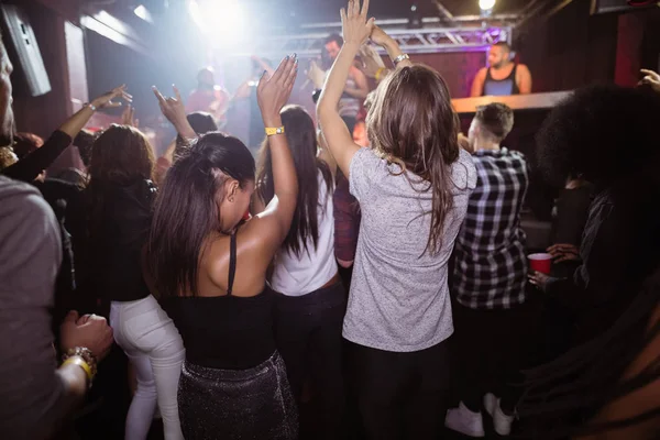 Gente disfrutando en discoteca — Foto de Stock