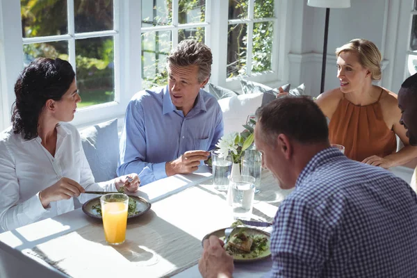 Amis interagissant pendant le repas — Photo