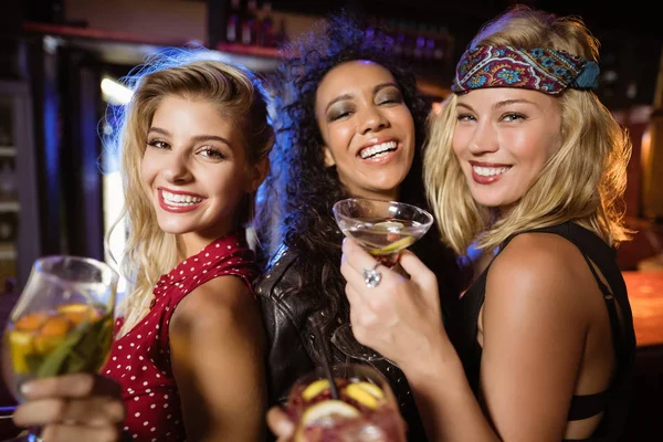 Θηλυκό φίλους κρατώντας ποτά στο club — Φωτογραφία Αρχείου