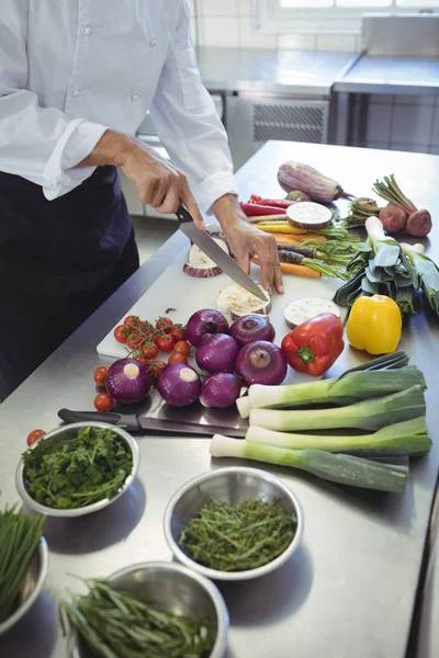 Chef picando verduras — Foto de Stock