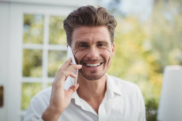 Hombre guapo hablando por teléfono móvil — Foto de Stock