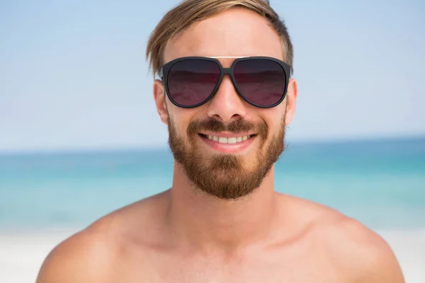 Hombre sin camisa con gafas de sol — Foto de Stock