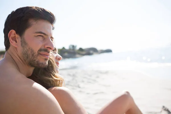 Pensativo hombre sin camisa con novia en la playa —  Fotos de Stock