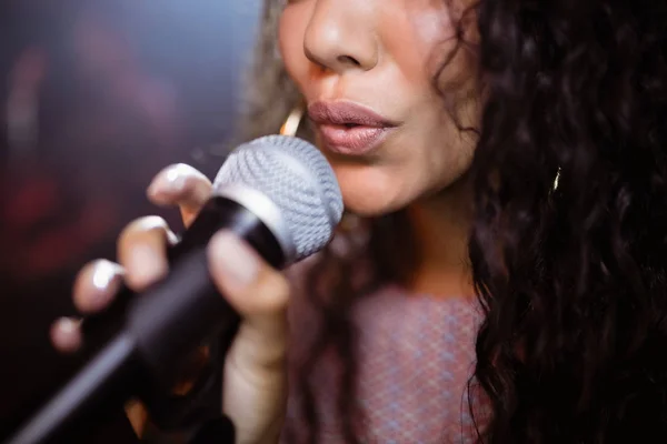 Female singer singing at nightclub — Stock Photo, Image