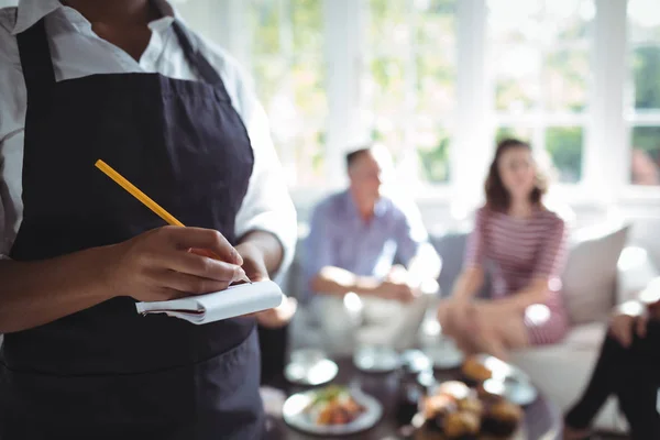 Serveerster op Kladblok schrijven — Stockfoto