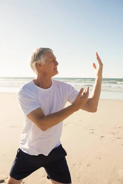 Homem fazendo exercícios na praia — Fotografia de Stock