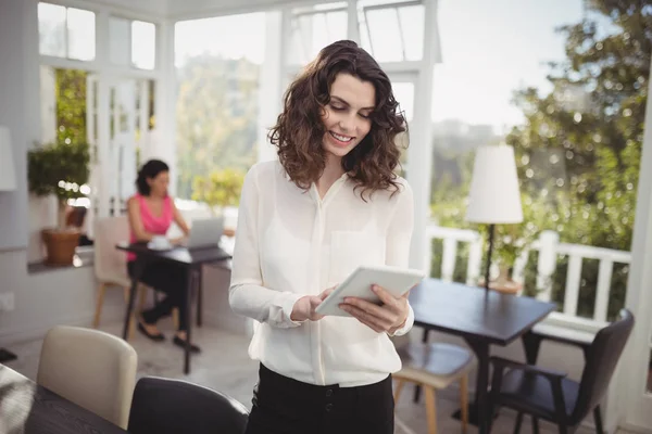 Vacker kvinna med digital tablet — Stockfoto