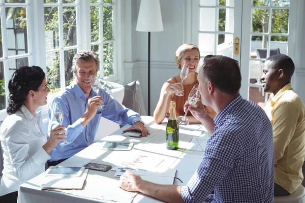 Grupp av chefer som dricka champagne — Stockfoto