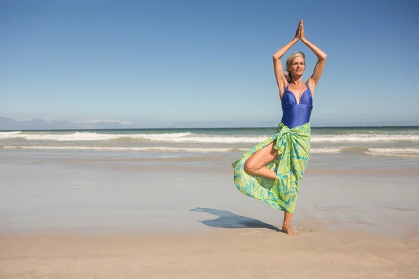 Senior kvinna som utövar yoga — Stockfoto