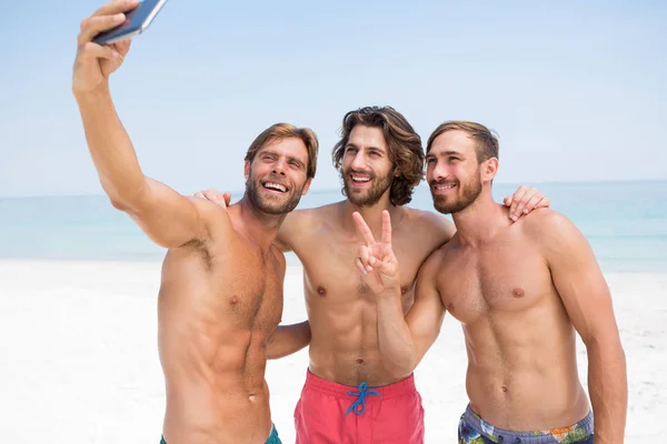 Lächelnde männliche Freunde beim Selfie — Stockfoto