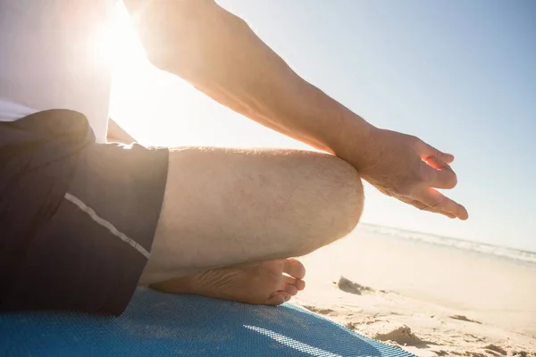 Äldre man gör yoga — Stockfoto