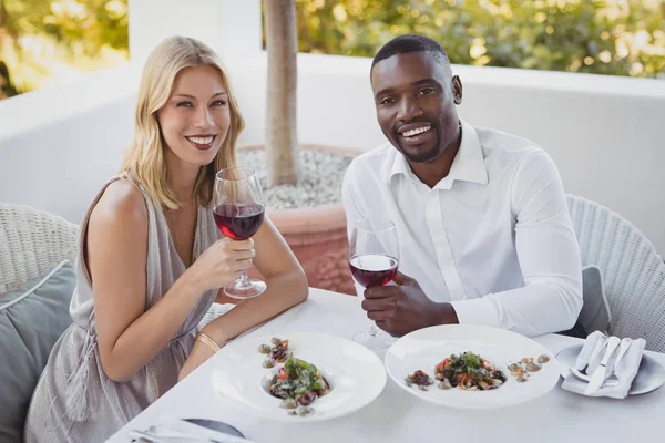 Casal brindar seus copos de vinho — Fotografia de Stock