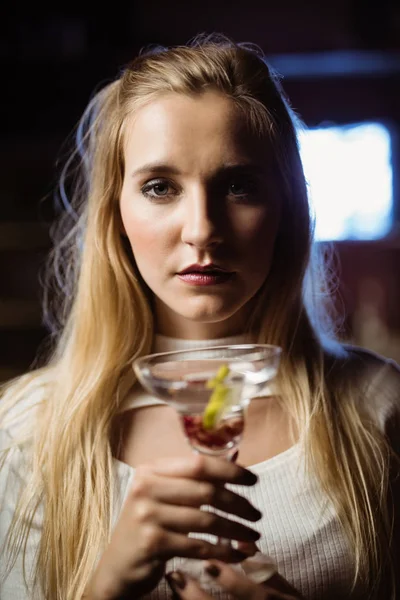 Kobieta z martini szkła — Zdjęcie stockowe