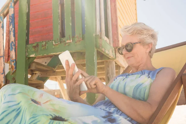 Mulher sênior usando telefone celular — Fotografia de Stock