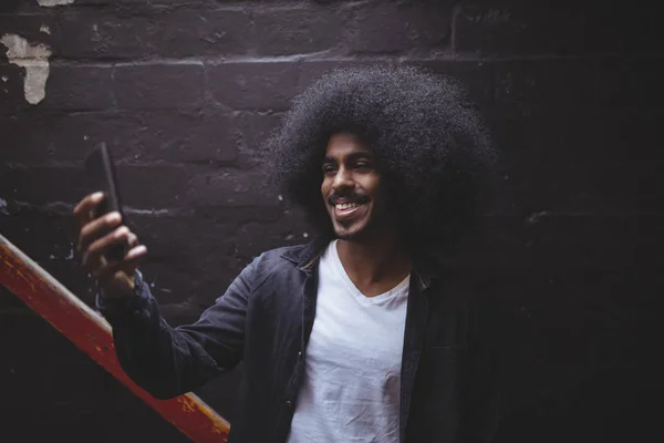 Glimlachende Man gebruikend Smartphone — Stockfoto