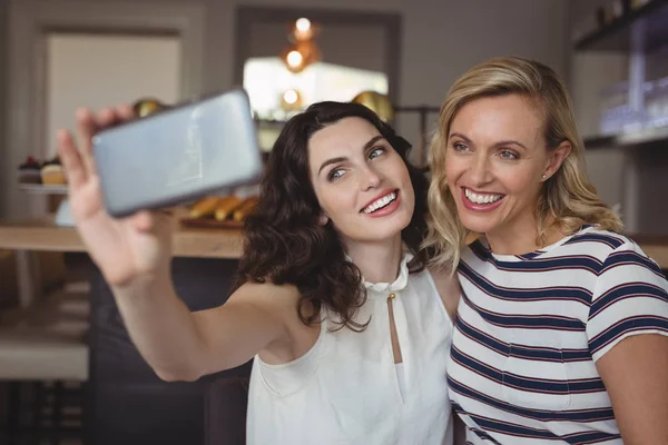 Amigos tomando selfie desde el teléfono móvil — Foto de Stock