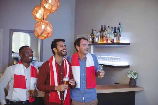 Vänner som har öl medan du tittar på matchen — Stockfoto