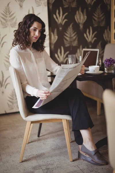 Hermosa mujer leyendo periódico —  Fotos de Stock