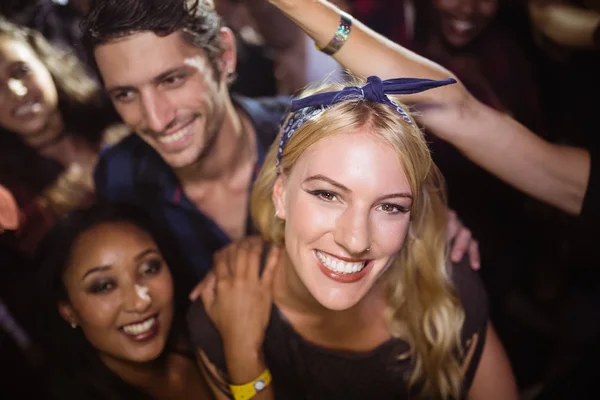 Vrouw met vrienden in de nachtclub — Stockfoto