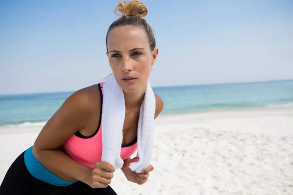 Femme regardant loin tout en se tenant à la plage — Photo