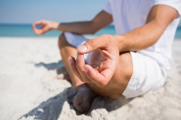 Man övar meditation på stranden — Stockfoto