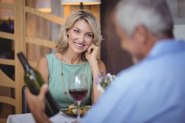 Casal maduro tendo refeição e vinho tinto — Fotografia de Stock
