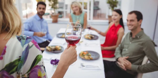 Grupp av vänner har måltid tillsammans — Stockfoto