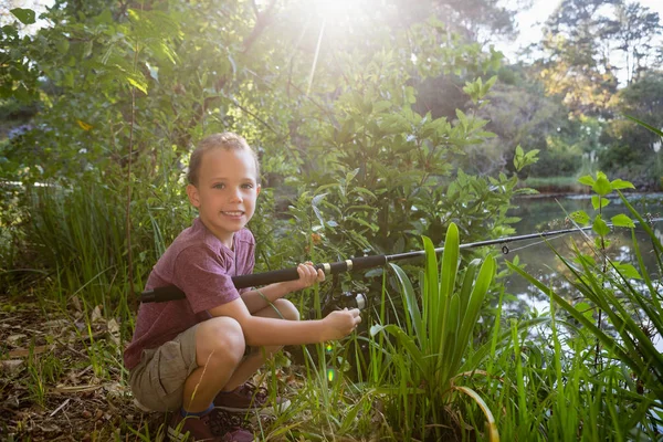 Garçon pêche dans la rivière — Photo