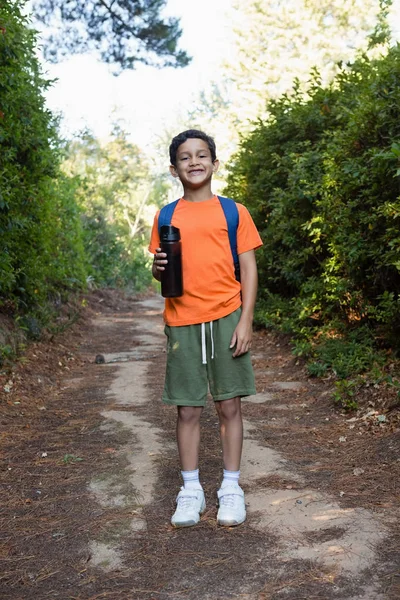 Pojke med ryggsäck och vattenflaska — Stockfoto