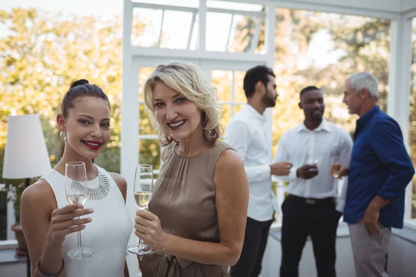 Ženy s sklenky na sekt v restauraci — Stock fotografie